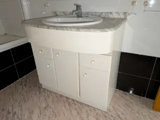 Mueble de baño con lavabo de mármol y espejo