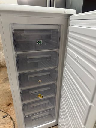 Nevera vertical blanca