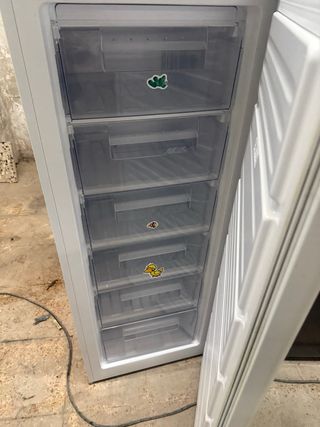 Nevera vertical blanca