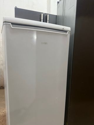 Nevera vertical blanca