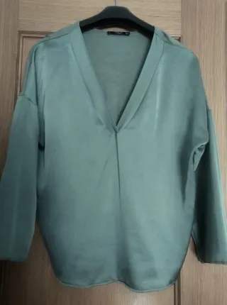 Blusa verde satinada de Mango