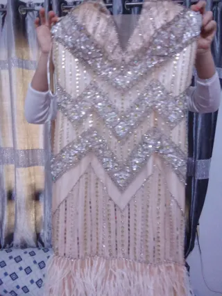 Vestido de fiesta con pedrería y plumas