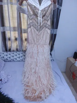 Vestido de fiesta con pedrería y plumas