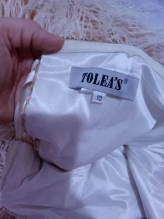 Vestido de fiesta con pedrería y plumas