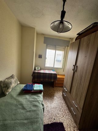 se alquila habitación en el ensanche Cartagena