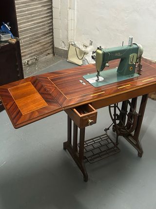Máquina de coser Alfa antigua con pedal