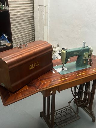 Máquina de coser Alfa antigua con pedal