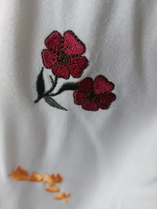 Camisa blanca bordada flores