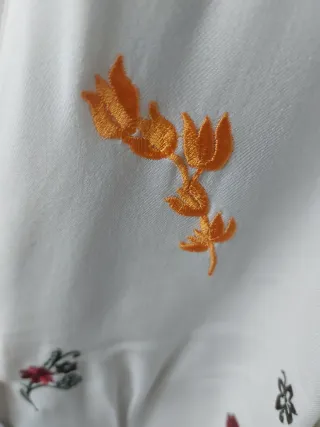 Camisa blanca bordada flores