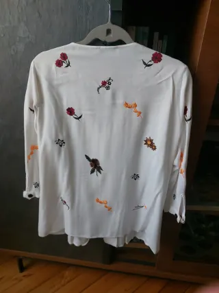 Camisa blanca bordada flores