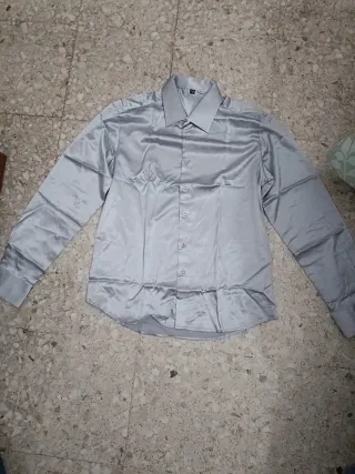 Camisa plateada elegante