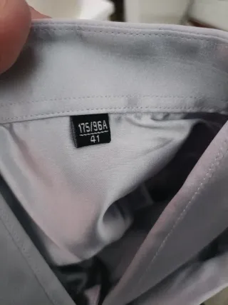 Camisa plateada elegante