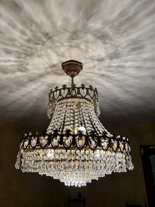 Lámpara araña dorada con cristales