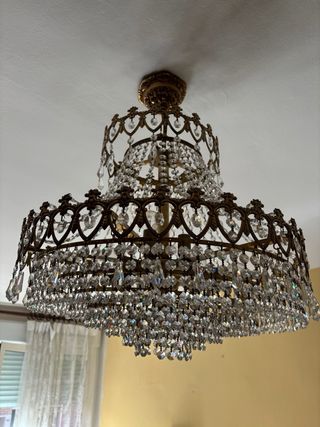 Lámpara araña dorada con cristales