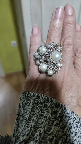 Anillo de plata grande con perlas