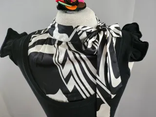 Camiseta de punto negra con estampado