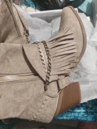Botines mujer beige con flecos y cadena