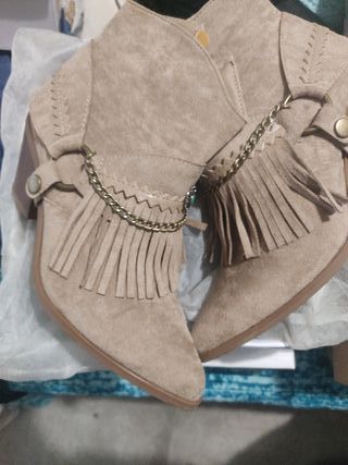 Botines mujer beige con flecos y cadena