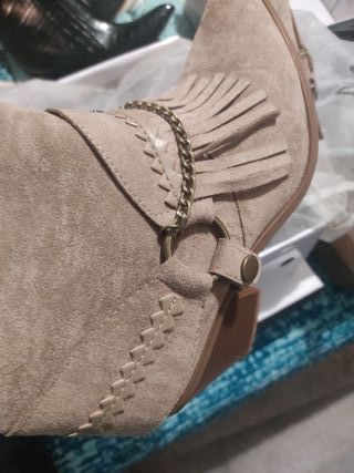 Botines mujer beige con flecos y cadena