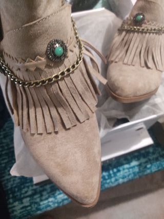 Botines mujer beige con flecos y cadena