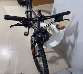 Bicicleta de montaña gris