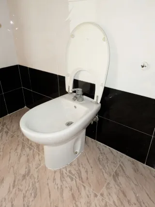 Bidé de cerámica blanco