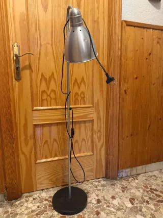 Lámpara depie  gris y blanca