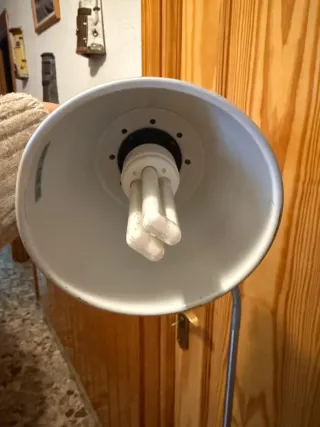 Lámpara depie  gris y blanca