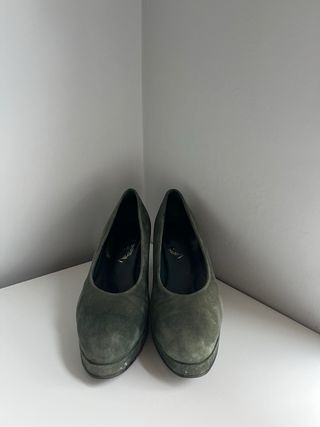 Tacones de piel verde