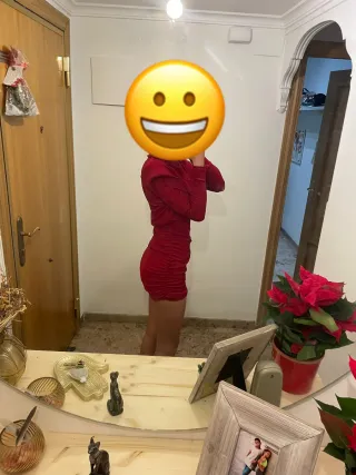 Vestido rojo manga larga. Fiesta