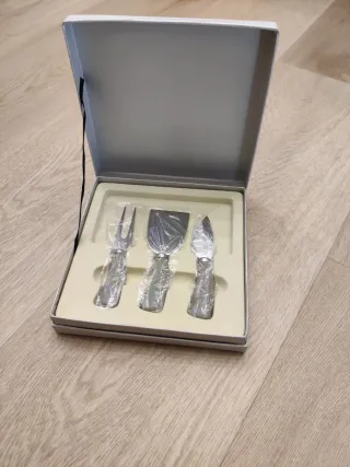 Lotto 2 set taglieri formaggio con posate