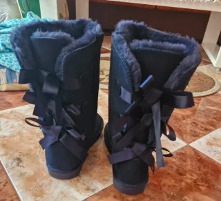 Botas de ante negras y marrones