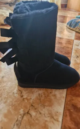 Botas de ante negras y marrones