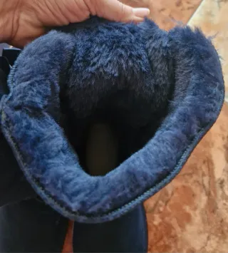 Botas de ante negras y marrones