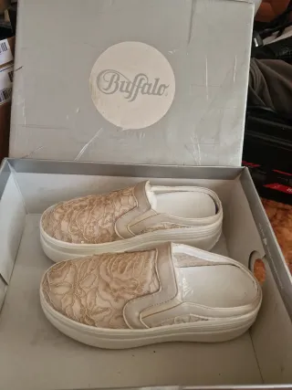 Botas de ante negras y marrones