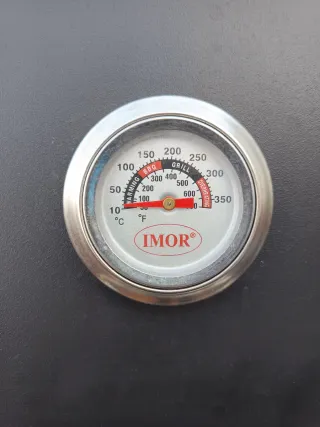 Barbacoa de carbón negra y plateada