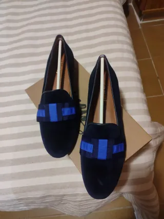Zapatos planos negros y azules