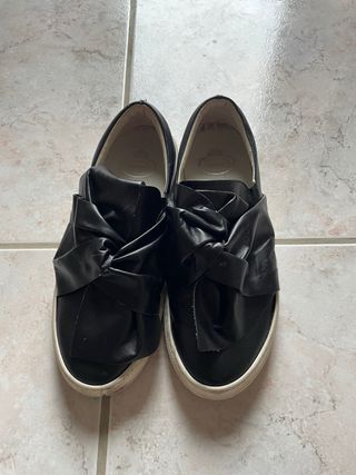 Scarpe nere in pelle con fiocco