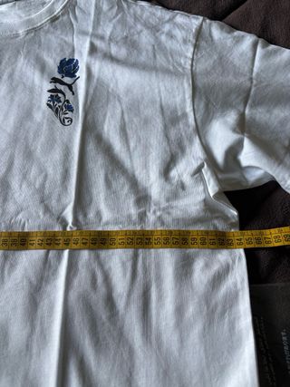 Camiseta Puma Blanca con Diseño Floral