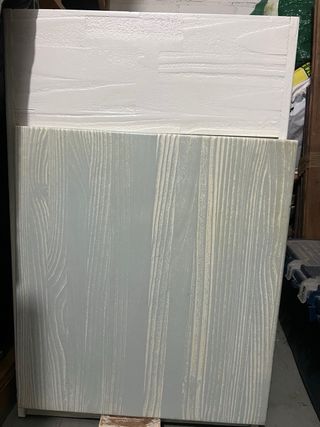 Mueble de madera blanco con cajón extraible.