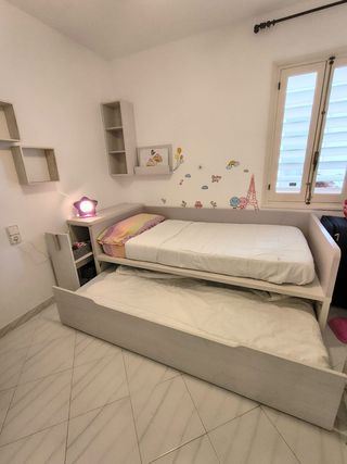 Cama nido con arcón y estanterías