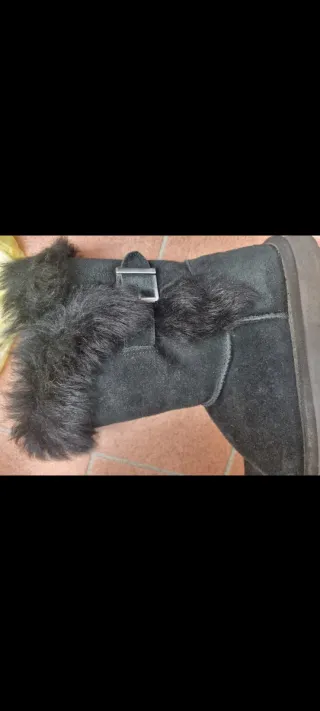 Stivali UGG neri con fibbia e pelliccia