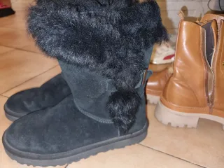 Stivali UGG neri con fibbia e pelliccia