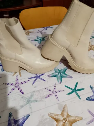 Botines plataforma Chelsea Stradivarius beige