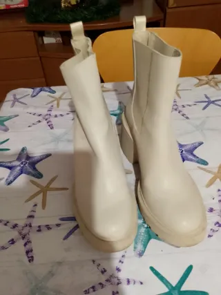 Botines plataforma Chelsea Stradivarius beige