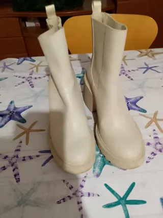 Botines plataforma Chelsea Stradivarius beige