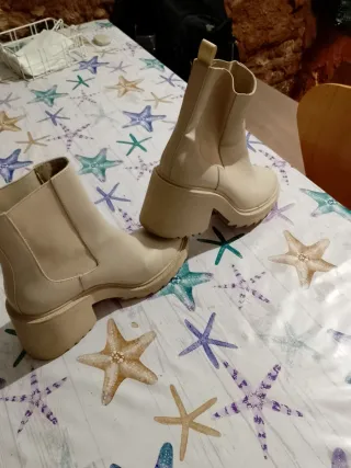 Botines plataforma Chelsea Stradivarius beige