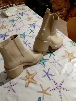 Botines plataforma Chelsea Stradivarius beige