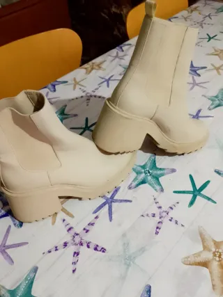 Botines plataforma Chelsea Stradivarius beige