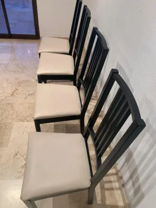Mesa comedor negra con 4 sillas + 2 taburetes.